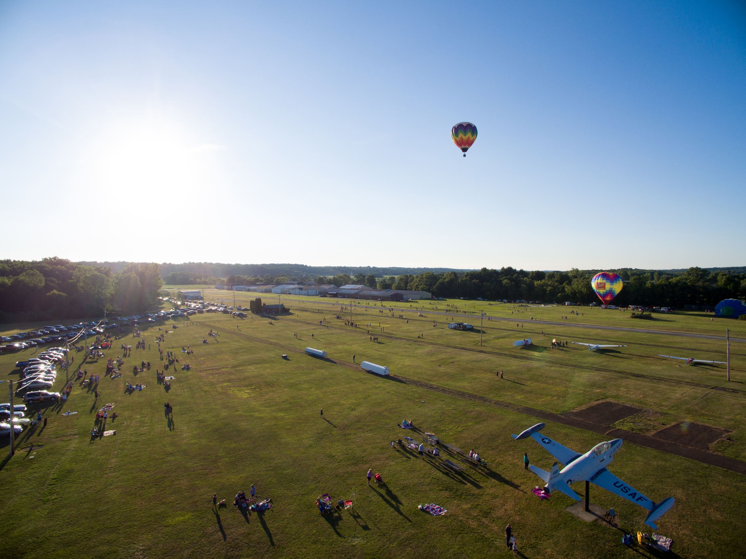 airplanes and air baloons